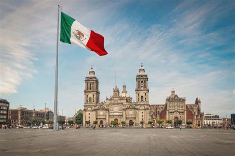 Zócalo: la curiosa historia de por qué se le llama así a las plazas ...