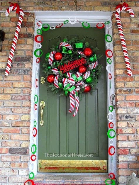 Christmas Door Decor Ideas With Cheerful And Cozy Vibes