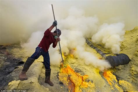 Indonesian sulphur miners brave toxic fumes from a volcano | Daily Mail ...