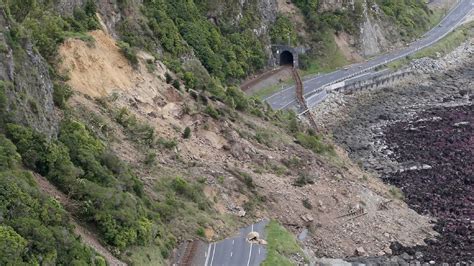 New Zealand quake: 700 tourists and residents rescued from Kaikoura