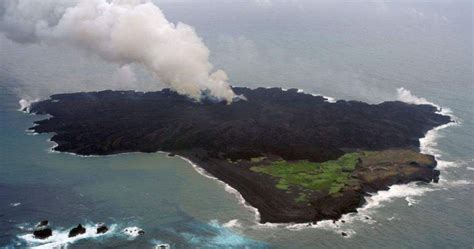 What is the Lifespan of Volcanic Islands Like Hawaii?