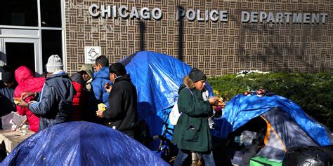 Chicago migrant crisis: Lawyers volunteer to aid asylum-seekers | Crain's Chicago Business