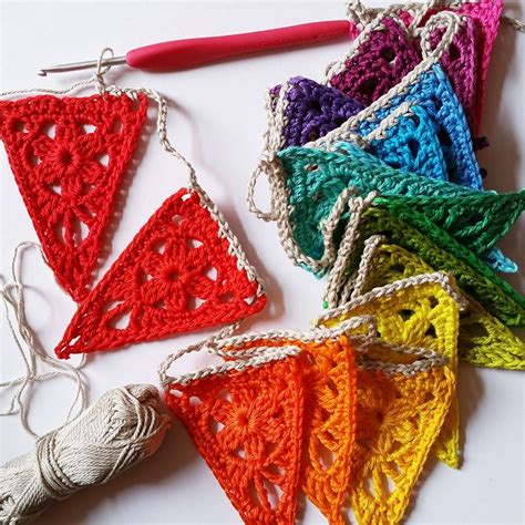 Teeny Tiny Flower Bunting | Crochet bunting free pattern, Bunting pattern, Crochet garland