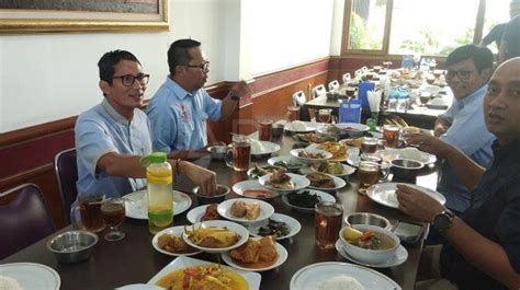 Sindir Aksi Boikot Nasi Padang, Sandiaga Makan Rendang di Rumah Makan Ini