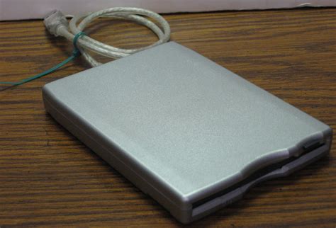 External USB 3.5" Floppy Disk Drive Mitsumi D353FUE - 1.44MB HD - Silver