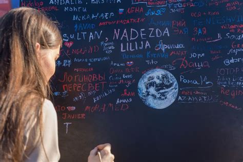 Female soccer fan writing on black board with paint brush - Creative Commons Bilder