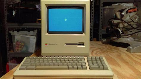 Apple Macintosh Plus M0001A with keyboard 4MB RAM 800K drive 68000 ...