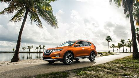 2017 Nissan Rogue SL - Front Three-Quarter | Caricos