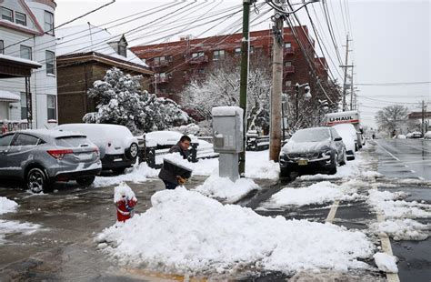 Bomb cyclone warning as 20 inches of snow predicted to hit this weekend ...