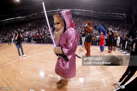 Sacramento Kings mascot Slamson performs with Benny the Bull, The... News Photo - Getty Images