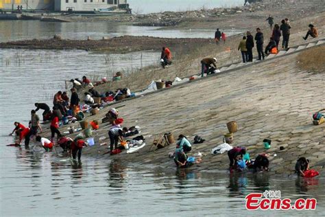 Laundering in Yangtze River raises pollution concern(1/3) - Headlines, features, photo and ...