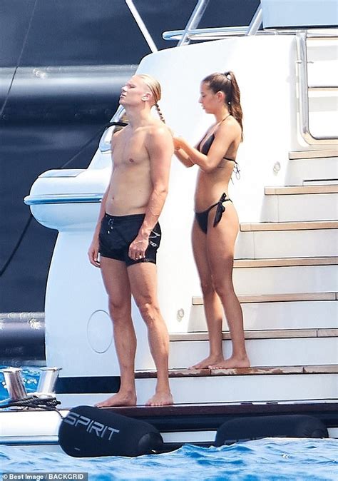 Erling Haaland recibe ayuda con su trenzado de su novia en bikini Isabelle Johansen - Burubull