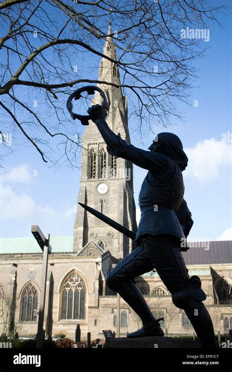 Richard III statue and Leicester Cathedral, Leicester, UK Stock Photo ...