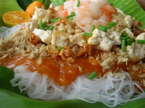 Pancit Palabok Recipe by Shalina - CookEatShare