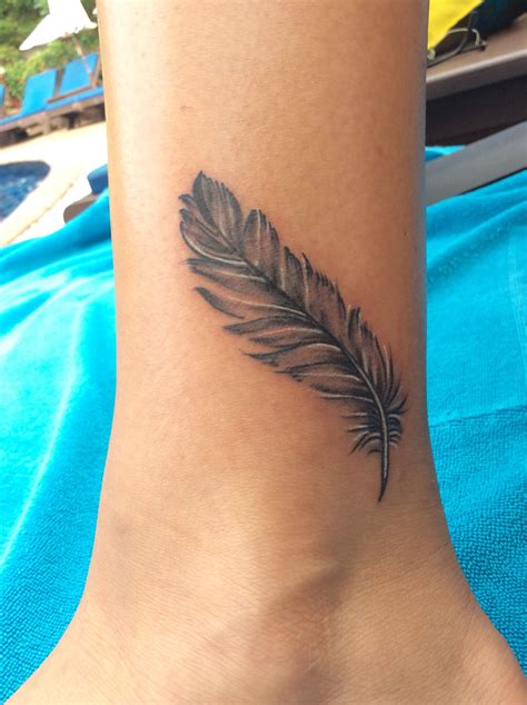 Tatouage plume réalisé par Mit, Patong Tattoo, Phuket, Thailand - Feather tattoo | Feather ...