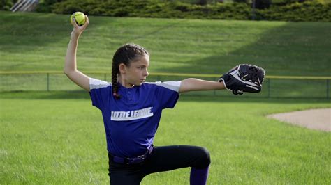 Little League Softball® Drills: Throwing – Knee Throwing - YouTube