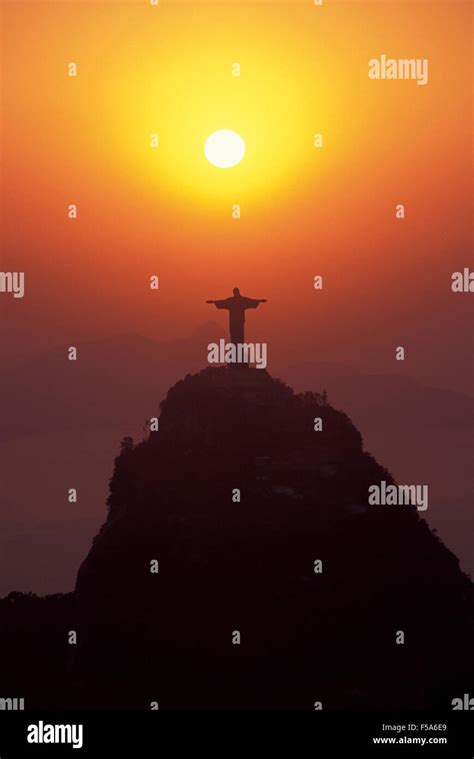 Sunrise at Christ the Redeemer statue, Rio de Janeiro, Brazil Stock ...