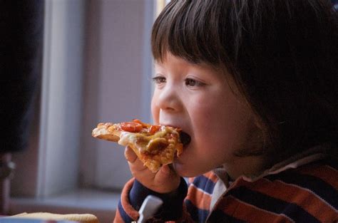 Arthur eating pizza | Jonathan Barrett | Flickr