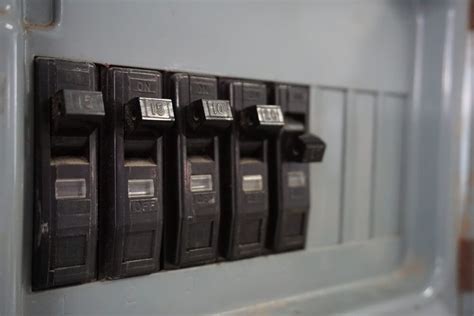 When Should a Circuit Breaker Panel Be Replaced?