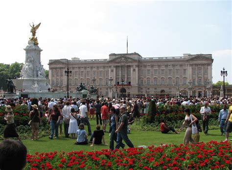 Buckingham Palace | People were gathering outside the Palace… | Flickr
