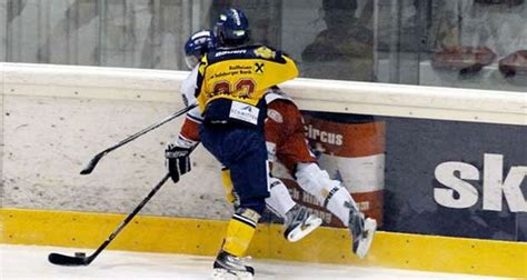 Ice Hockey Injuries - Symptoms, Causes and Treatment