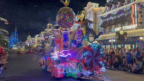 PHOTOS, VIDEO: Mickey's Once Upon a Christmastime Parade Returns With ...