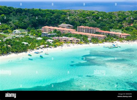 Aerial view of coral reef, beach and hotels on Roatan's West Bay Stock Photo: 62514245 - Alamy