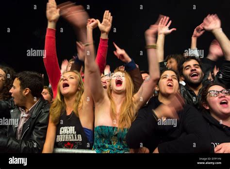 Crowd girls screaming hi-res stock photography and images - Alamy