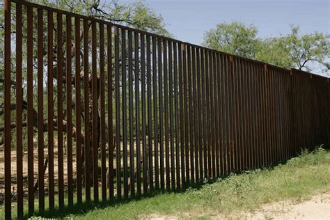 File:Big high border fence.jpg - Wikimedia Commons