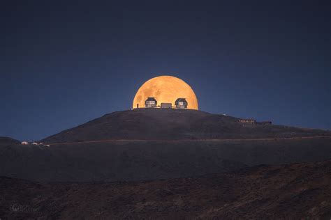 Paunchy Observatory Moon | yeoys.com