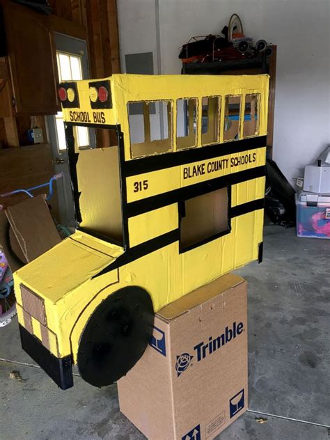 Grandfather builds school-bus Halloween costume for 5-year-old who uses wheelchair - ABC News