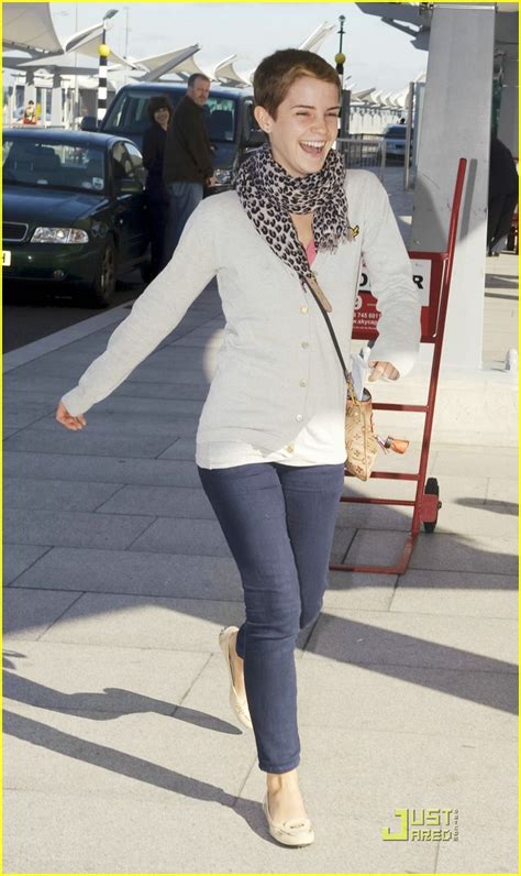 Emma Watson is Heathrow Happy | Photo 385174 - Photo Gallery | Just Jared Jr.