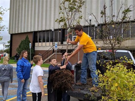 Jamestown Middle School Arbor Day Tree Planting | KBMWNews