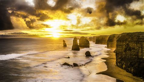 Glorious sunset at the Twelve Apostles, Victoria, Australia [2048x1173 ...