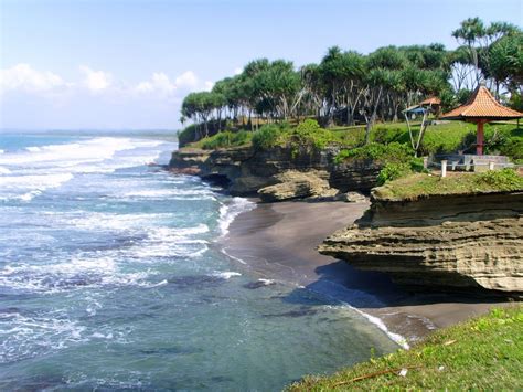 Pantai Batu Hiu. Pantai dengan tebing yang terjal dan memiliki batu yang menyerupai sirip ikan ...