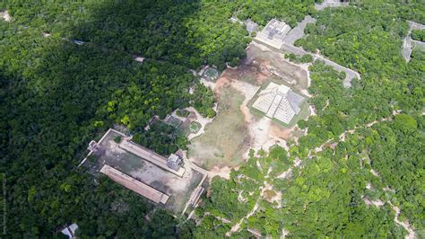 «Beautiful Aerial View Of Chichen Itza» del colaborador de Stocksy ...