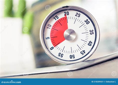 20 Minutes - Analog Kitchen Timer on a Cooktop Stock Image - Image of bright, signal: 218209551