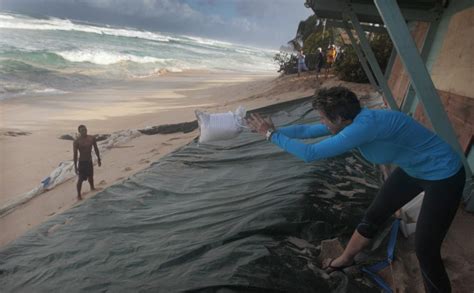 'Super swell' triggers massive waves, dangerous currents in Hawaii