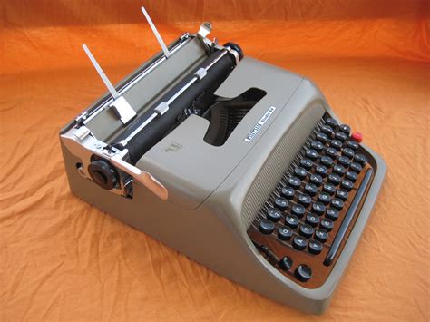 Retro Tech Geneva: Olivetti Studio 44 Gray/ Beige Portable Manual ...