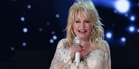 15 Best Dolly Parton Christmas Songs - Christmas The Little List ...