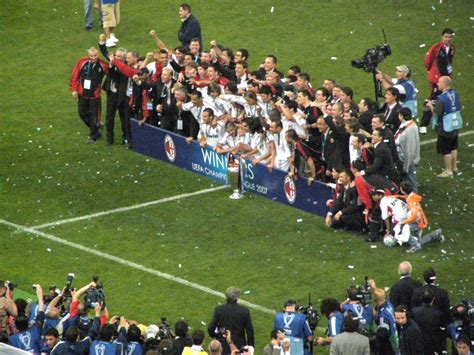 File:AC Milan team celebrate.jpg - Wikimedia Commons