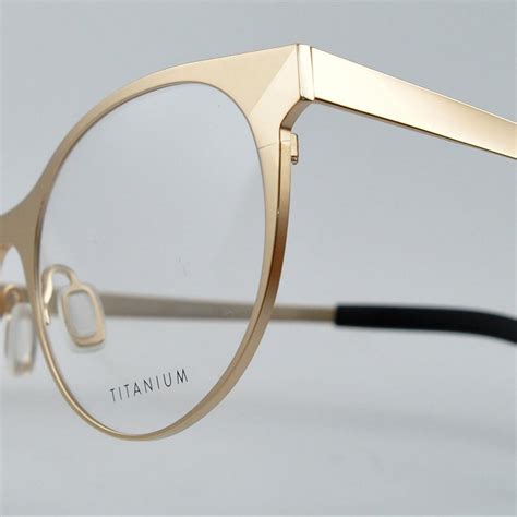 Simplicity in design crafted by hand in Japan. Discover our titanium frame MOONLIGHT coated with ...