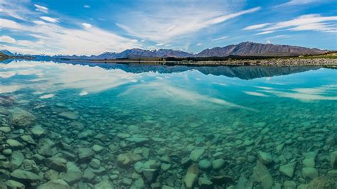 Lake Tekapo (Takapō) on South Island of New Zealand | Windows Spotlight ...