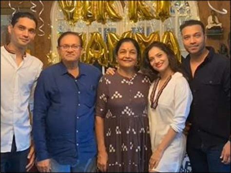 Ankita Lokhande shares a picture with her family and beau Vicky Jain ...