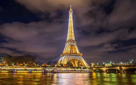 How Tall is the Eiffel Tower? (Plus 5 Facts to Know)