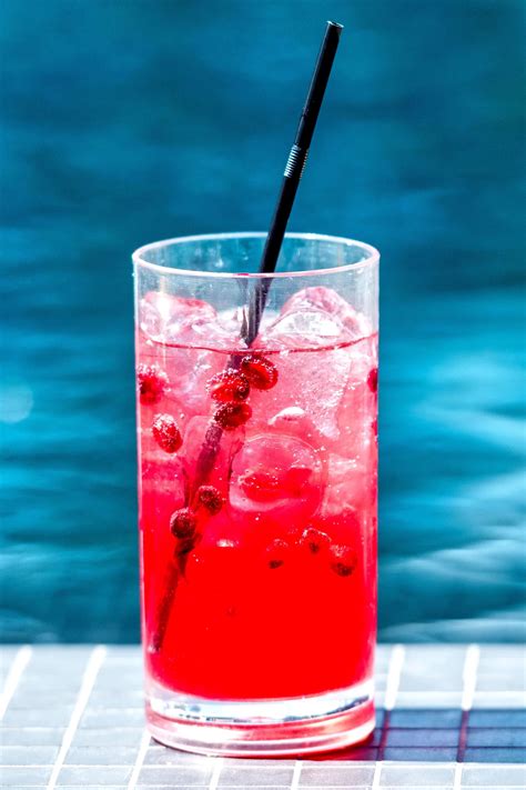 Vodka Cranberry (Cape Cod) drink recipe - Mix That Drink