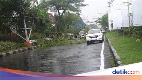 Hujan Angin Sebabkan Banjir-Pohon Tumbang di Surabaya