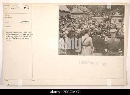 Visit of General Pershing to Lafayette tomb, Soldiers carrying a crown of flowers, June 1917 ...