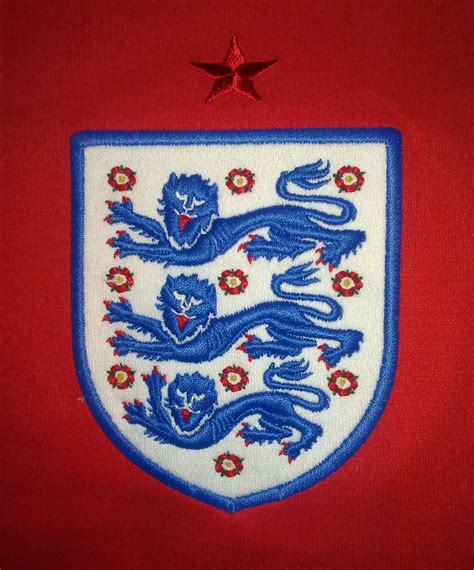 File:England Away Shirt 2010-2012 (crest).jpg - Wikimedia Commons
