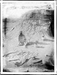 File:Pima Indian man, Ho-Dutch, sitting in front of his native dwelling, or "Kan", Pima, Arizona ...